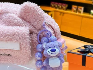 น่ารัก สตรอเบอร์รี่หมี พวงกุญแจ เหมาะสำหรับตกแต่งและจับคู่ กระเป๋าเป้